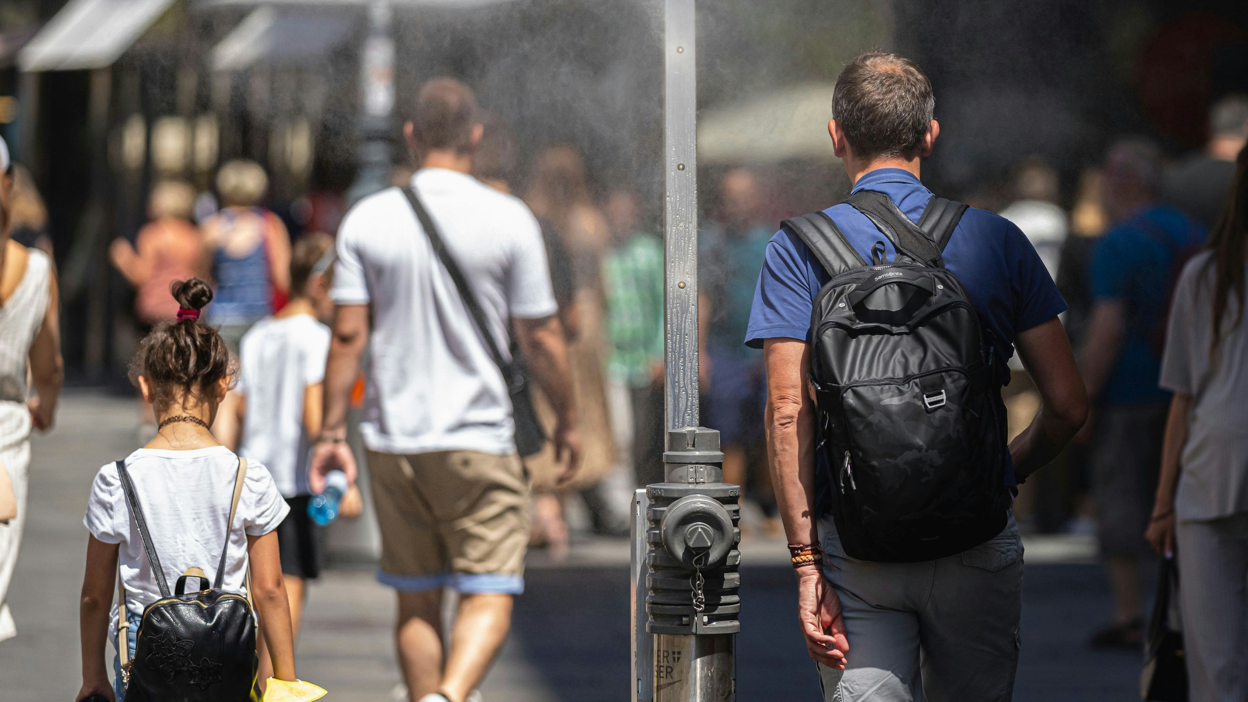 Viele Menschen haben mit der sommerlichen Hitze zu kämpfen. Symbolbild. 