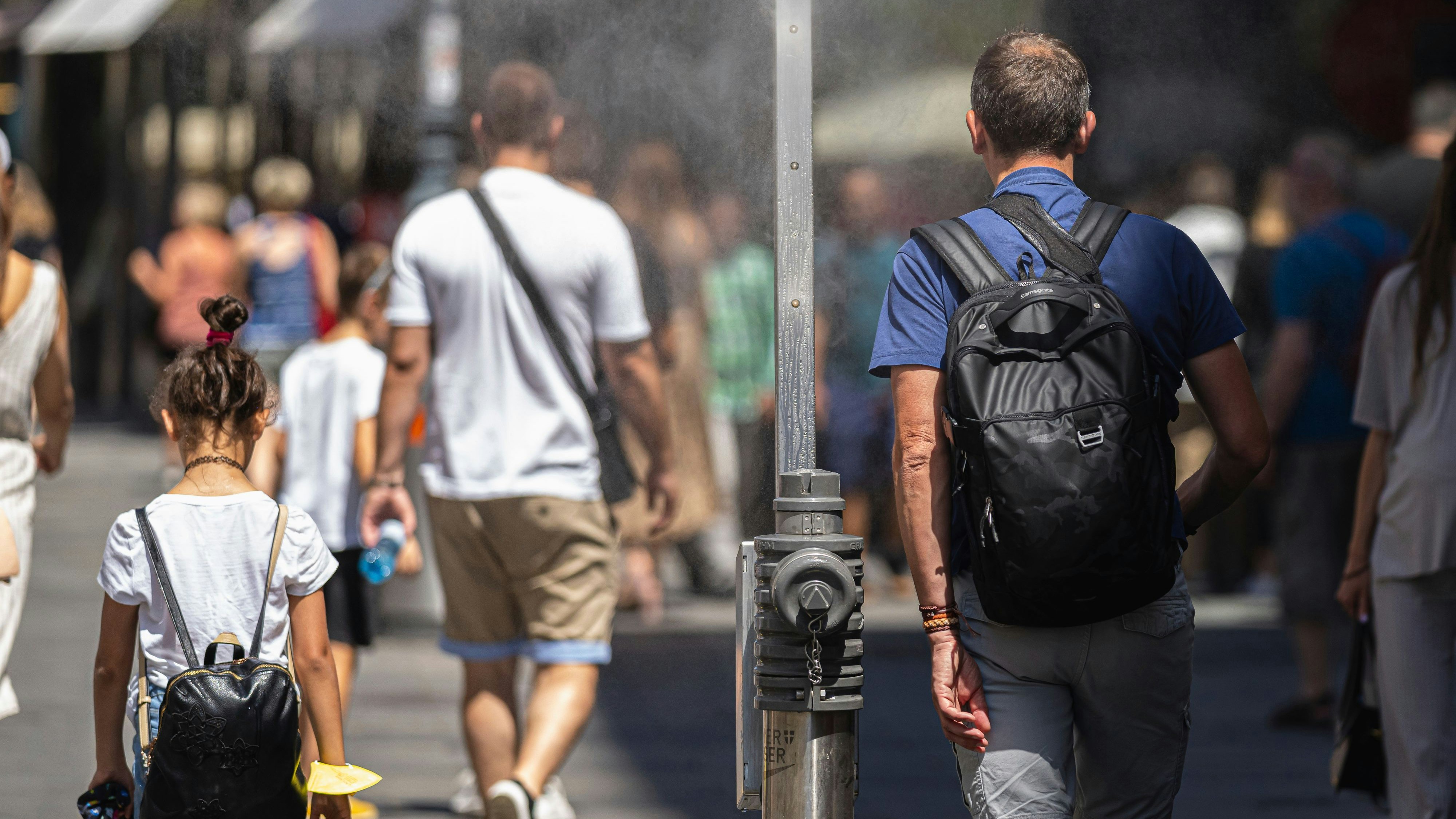 Viele Menschen haben mit der sommerlichen Hitze zu kämpfen. Symbolbild. 
