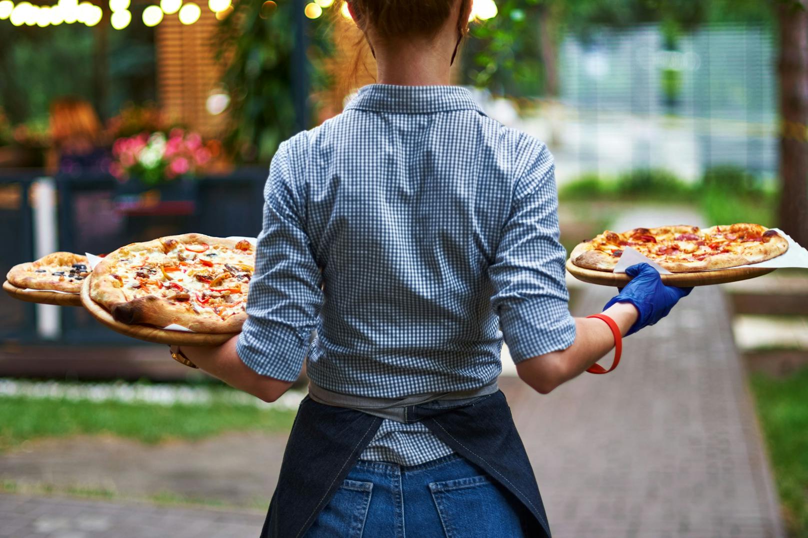Wegen Personalmangel zieht ein Pizzeria-Betreiber den Urlaub vor.