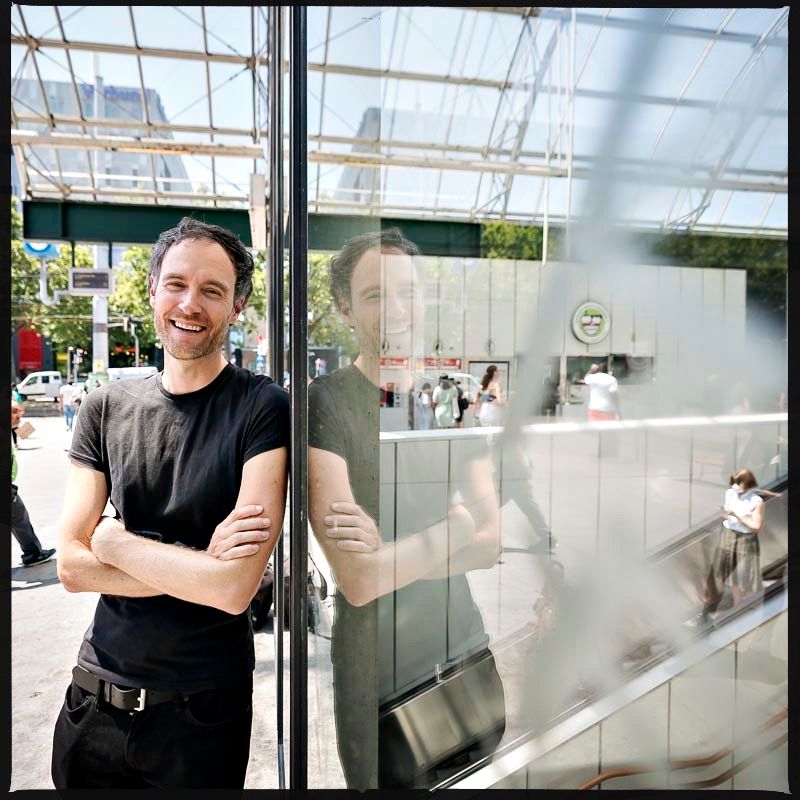 Alltagspoet Andreas Rainer am Tor zu einer anderen Welt: Die U6-Station Josefstadt.