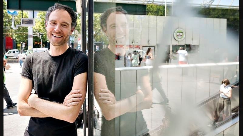 Alltagspoet Andreas Rainer am Tor zu einer anderen Welt: Die U6-Station Josefstadt.
