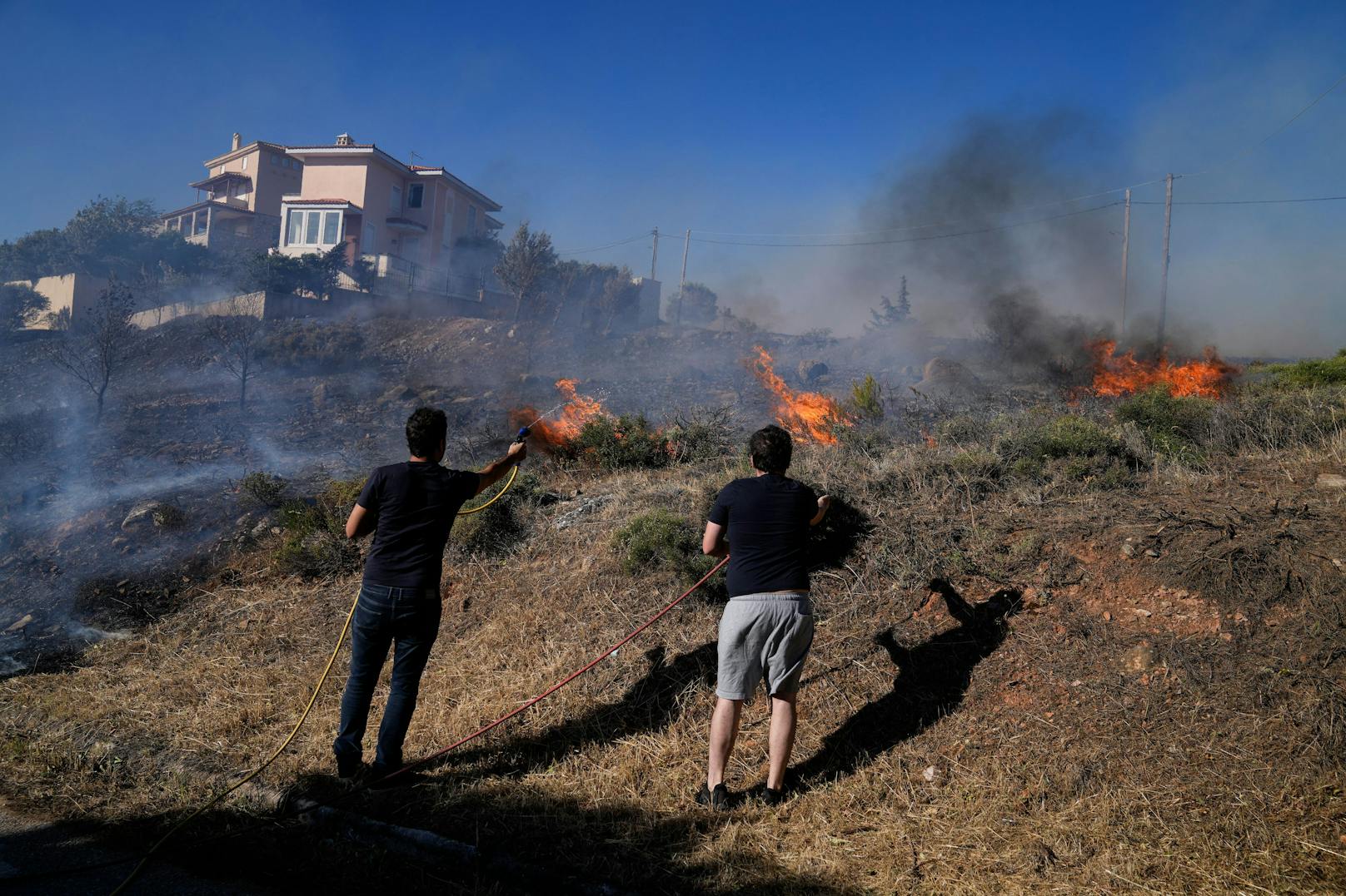 Auch nahe der griechischen Hauptstadt Athen&nbsp;sind im Juli Feuer ausgebrochen. Zahlreiche Menschen mussten in Sicherheit gebracht werden.&nbsp;
