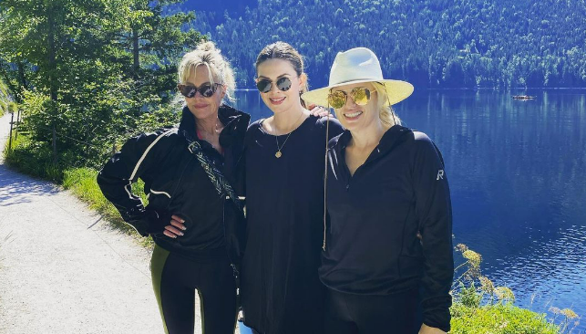 Die drei Damen wandern durch Altaussee.