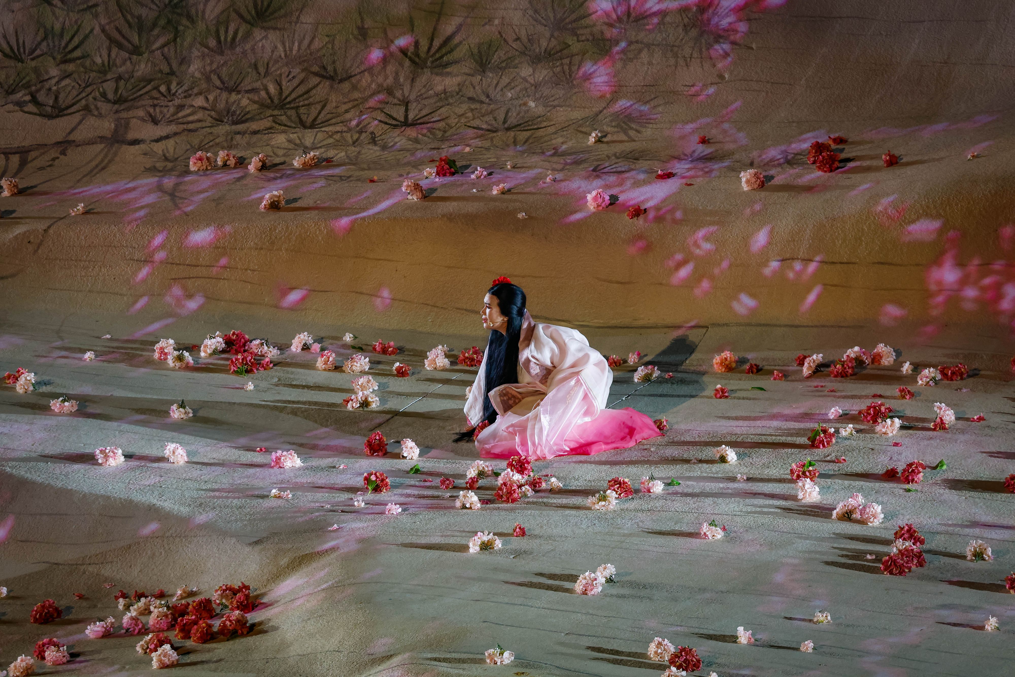 Download von www.picturedesk.com am 20.07.2022 (11:16).  Die Usbekische Sopranistin Barno Ismatullaeva in der Rolle der Cio-Cio-San (Madame Butterfly) in der Oper Madame Butterfly auf der Bregenzer Seebuehne, aufgenommen am Freitag, 16. Juli 2022, anlaesslich einer Fotoprobe zur Oper Madame Butterfly von Giacomo Puccini auf der Seebuehne bei den Bregenzer Festspielen. Inszeniert und Regie gefuehrt hat der Zuercher Opernhaus Direktor Andreas Homoki. Das Buehnenbild zeichnete Michael Levine. Die Kostueme schneiderte Antony McDonald und das Licht zauberte Franck Evin. Die musikalische Leitung hat Enrique Mazzola und Yi-Chen Lin inne und es spielen die Wiener Symphoniker. Premiere ist am Mittwoch, 20. Juli 2022. (KEYSTONE/Eddy Risch) - 20220717_PD1835 - Rechteinfo: Rights Managed (RM)