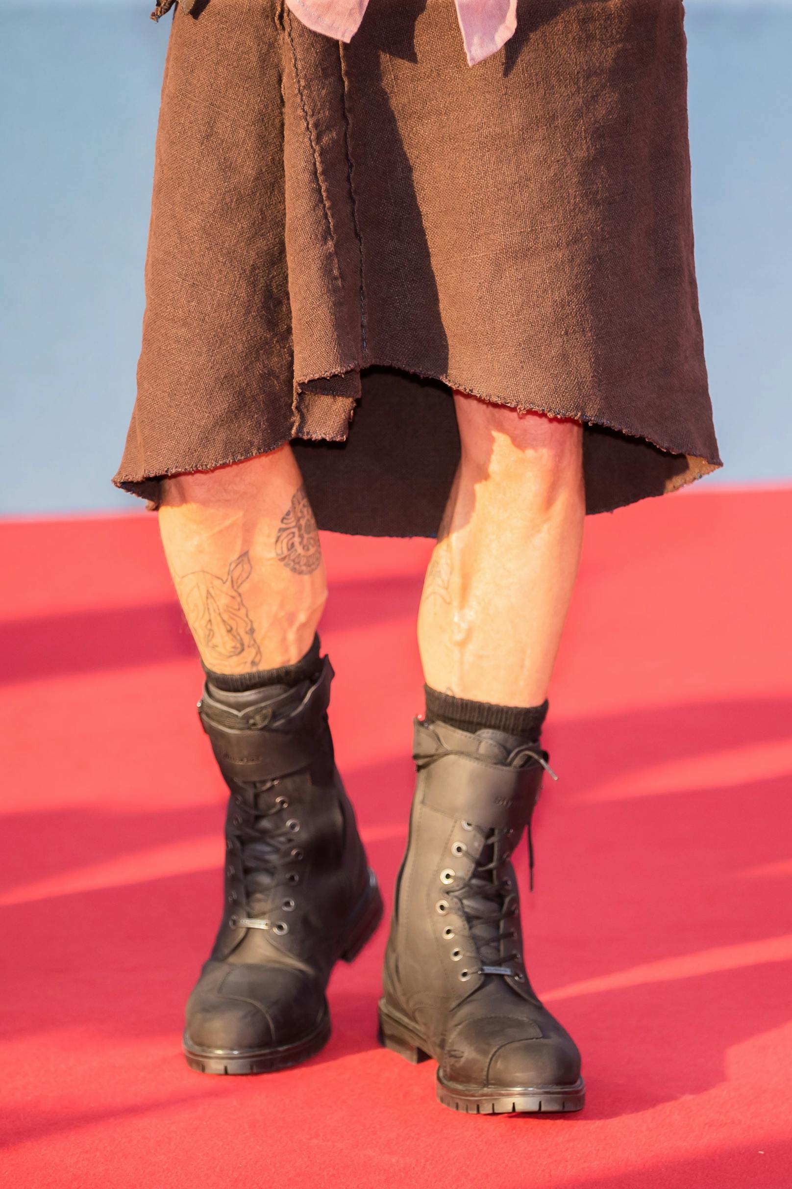 Brad Pitt kombiniert dazu schwarze Boots.