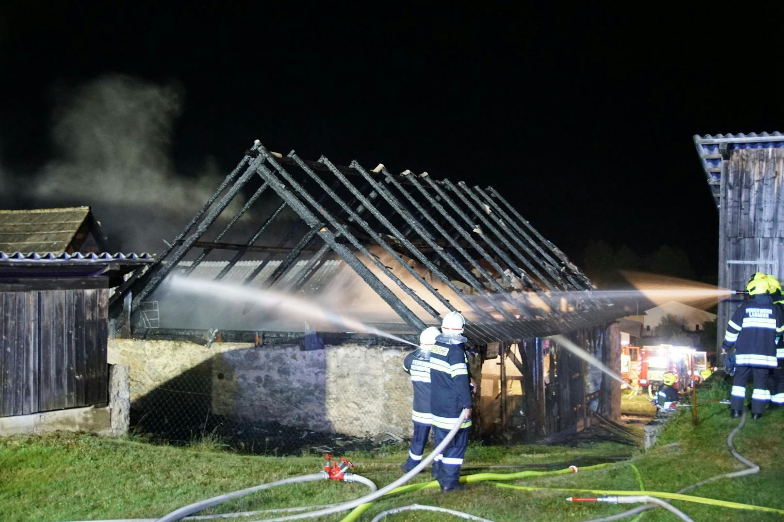 160 Feuerwehrleute bekämpften Scheunenbrand