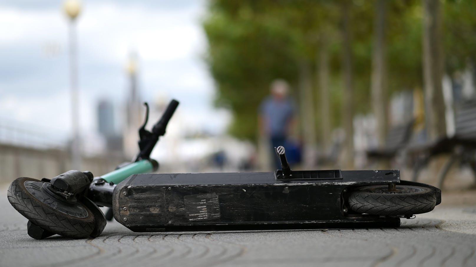 E-Scooter als Stolperfalle in Wien. Das soll bald Geschichte sein.