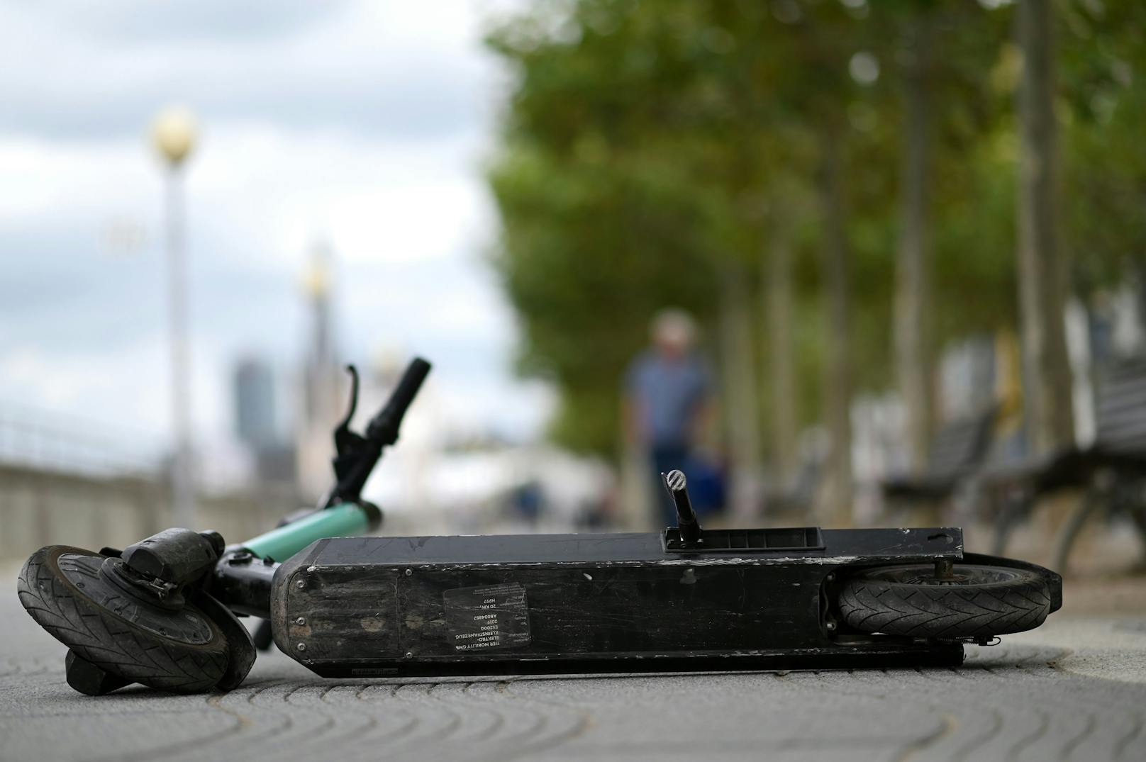 Zeitungszusteller findet E-Scooter-Lenker am Boden