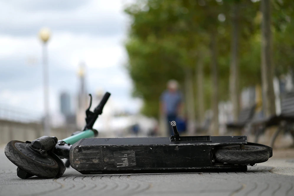 Ein Salzburger E-Scooter-Lenker kollidierte am Mittwoch mit einem Baum. (Symbolbild)
