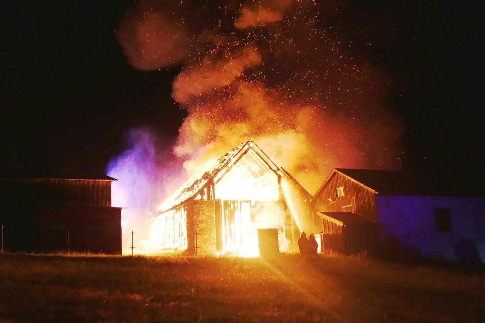 160 Feuerwehrleute bekämpften Scheunenbrand