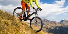Biker stürzt auf Berg – Polizei sucht jetzt Unbekannten