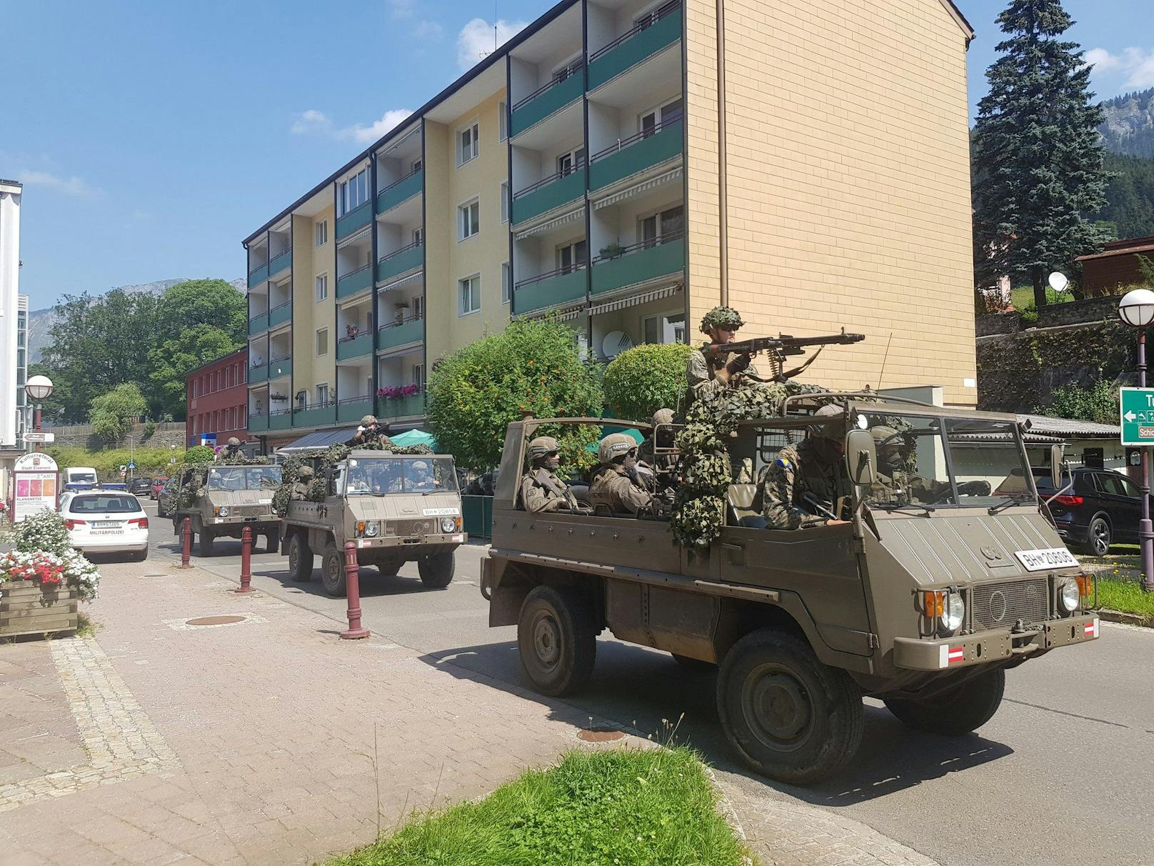 Schwer bewaffnete Bundesheer-Soldaten mitten in Eisenerz.