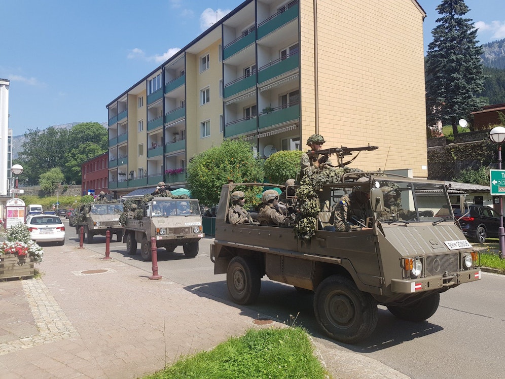 Schwer bewaffnete Bundesheer-Soldaten mitten in Eisenerz.