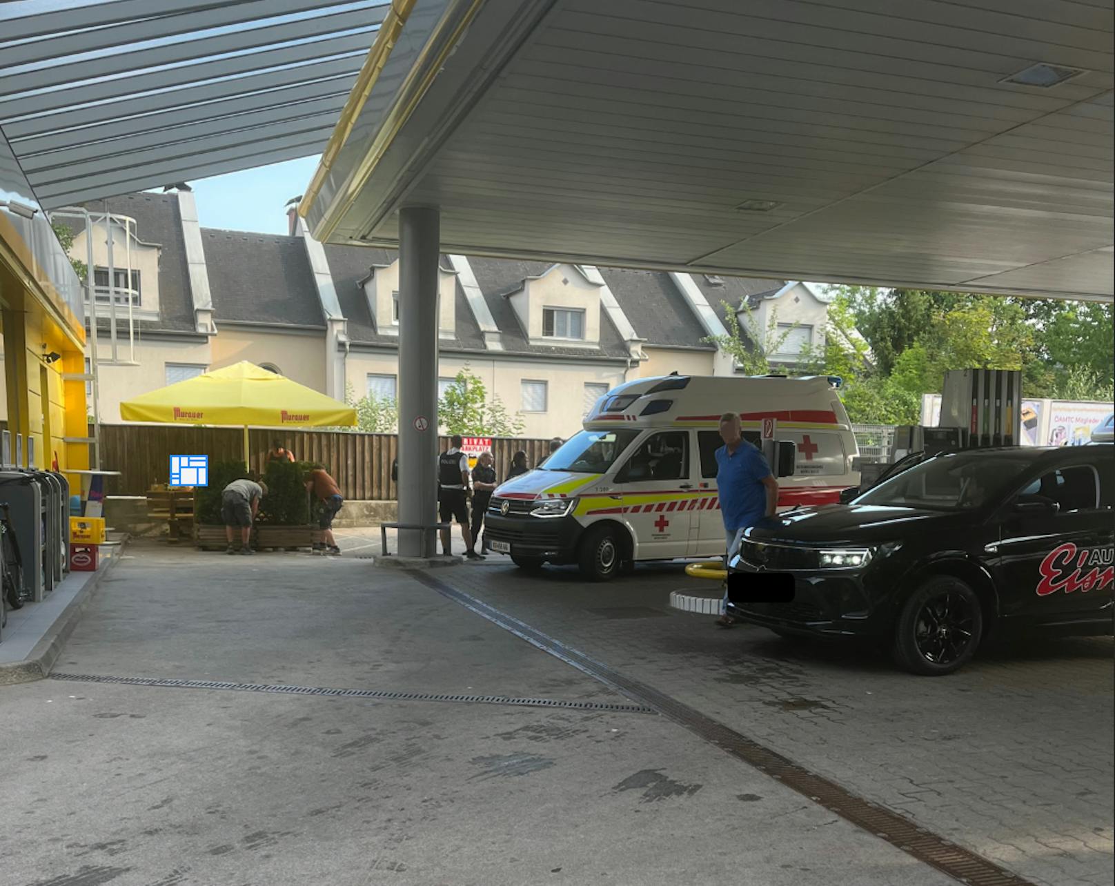 Mehrere Rettungswagen und Polizei an Tankstelle - Hitzige Szenen im heißen Velden