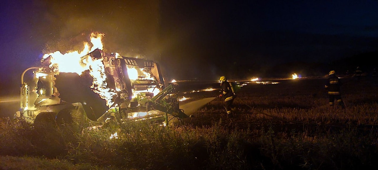 Heute.at - Strohpresse geht auf Feld in NÖ in Flammen auf