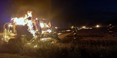Strohpresse geht auf Feld in NÖ in Flammen auf