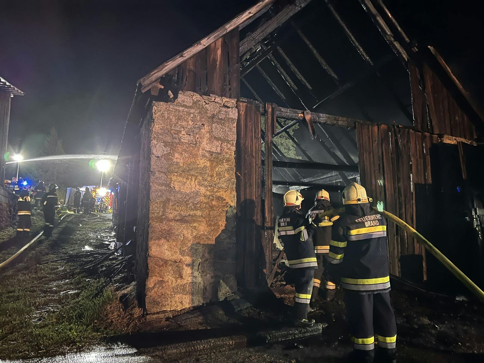 160 Feuerwehrleute bekämpften Scheunenbrand