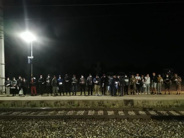 Die Geflüchteten bei der Polizeikontrolle in Nickelsdorf.