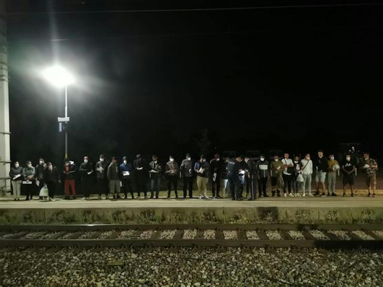 So harren Flüchtlinge am Bahnhof Nickelsdorf aus
