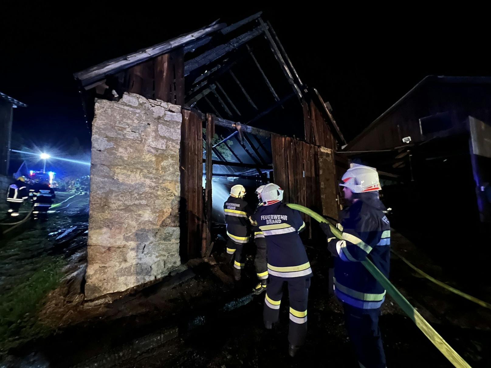 160 Feuerwehrleute bekämpften Scheunenbrand