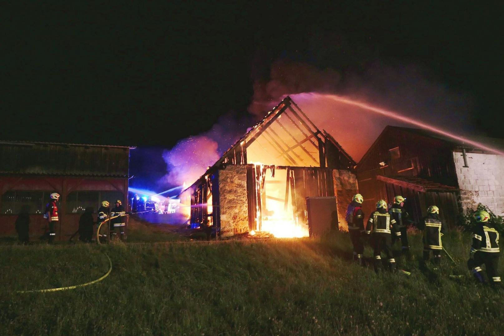 160 Feuerwehrleute bekämpften Scheunenbrand