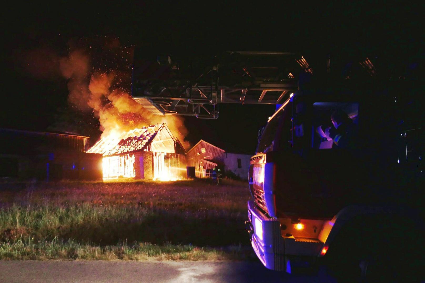 160 Feuerwehrleute bekämpften Scheunenbrand