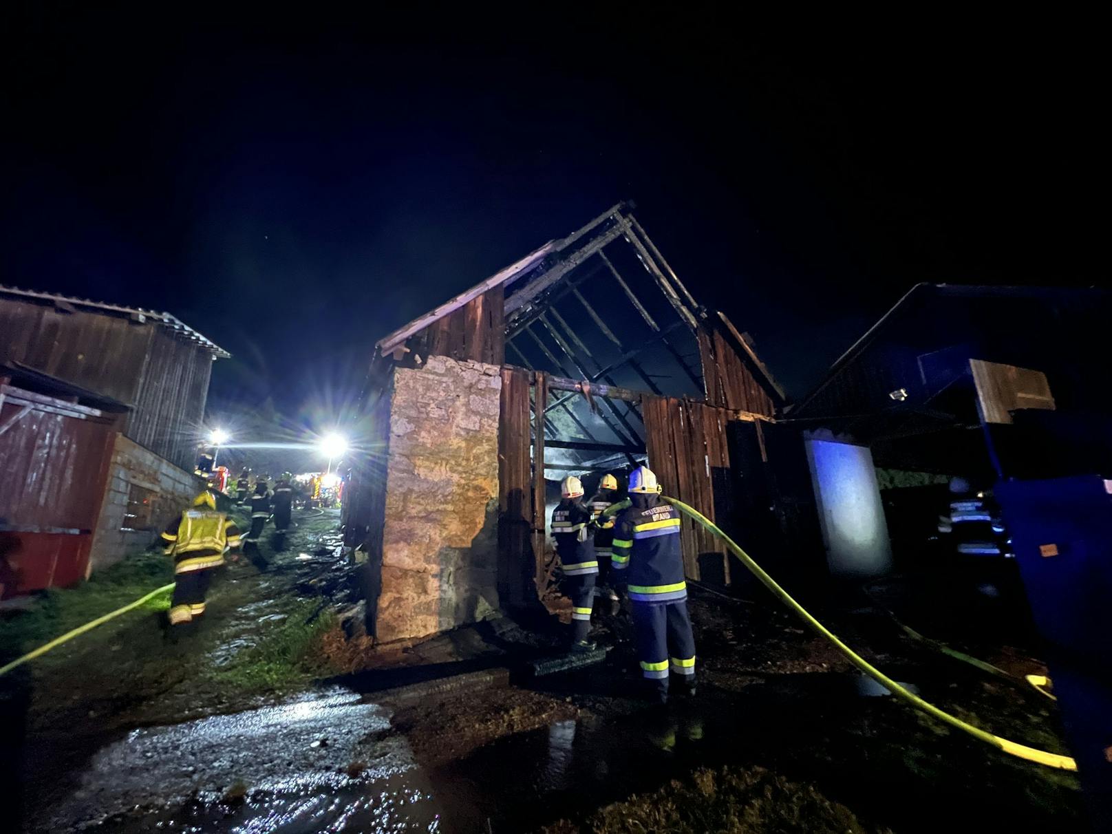 160 Feuerwehrleute bekämpften Scheunenbrand