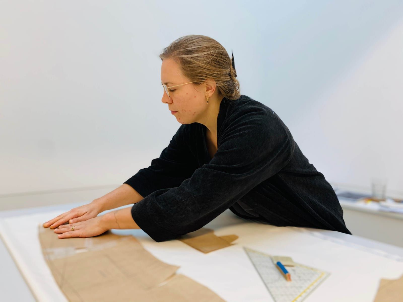 Janina Kobinger beim Schneidern der Kostüme für die Bregenzer Festspiele.