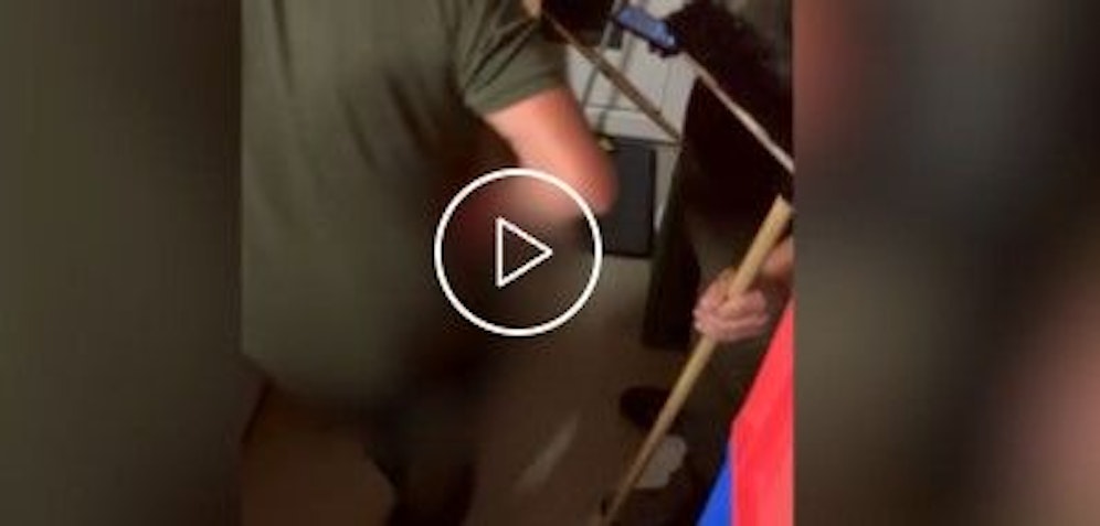 Die grausige Aufnahme zeigt detailliert die Tötung des Fuchses.