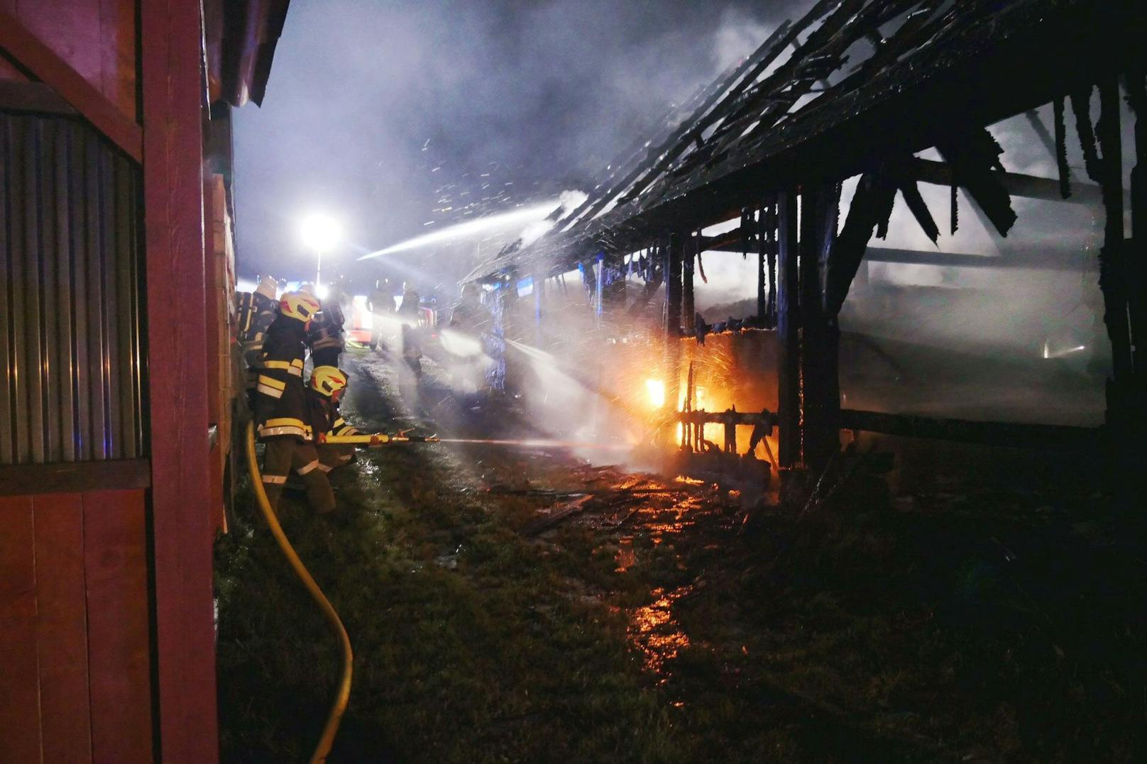 160 Feuerwehrleute bekämpften Scheunenbrand