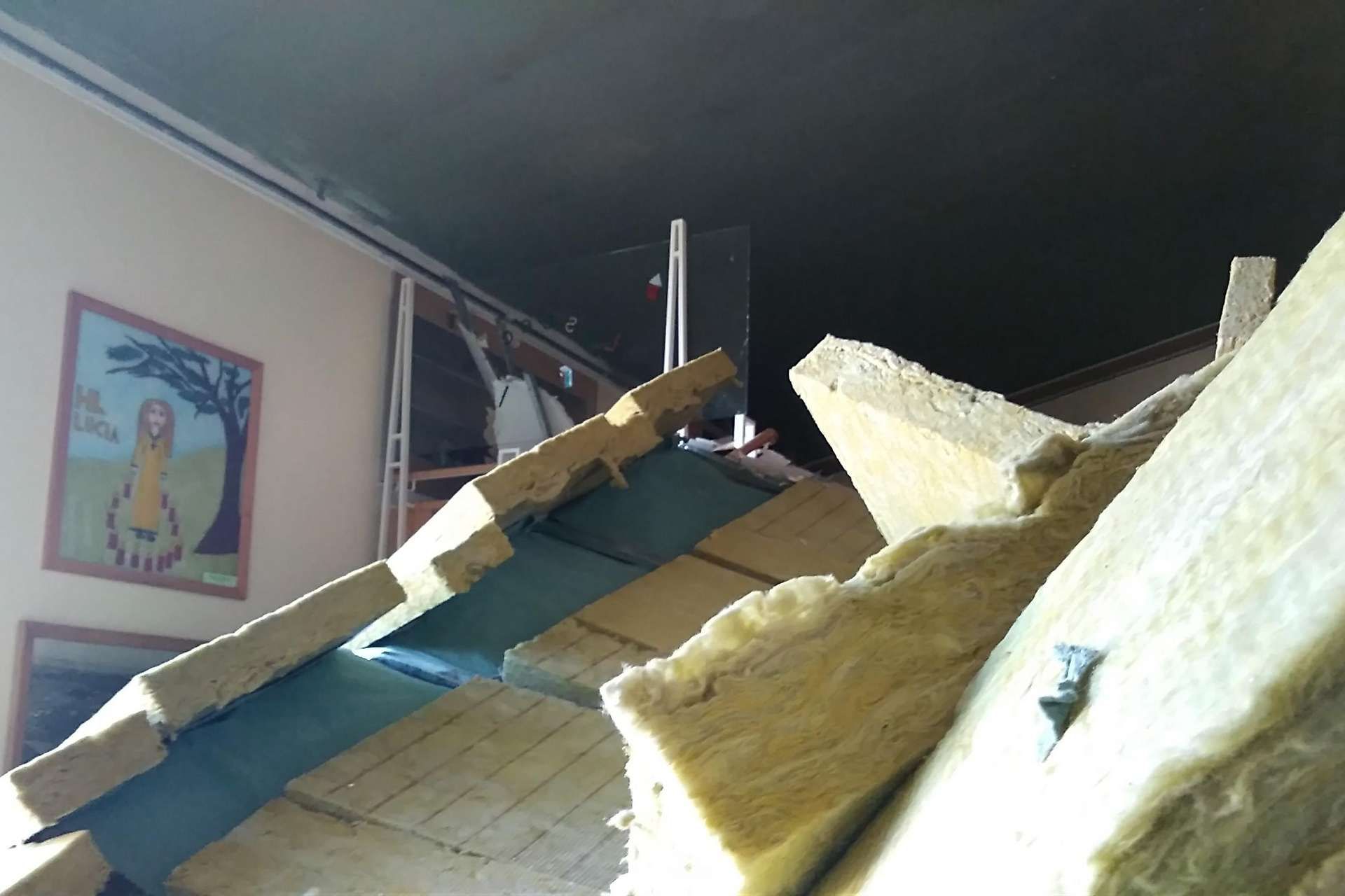 In der Volksschule Kopfing stürzte eine Decke ein, verletzt wurde niemand.