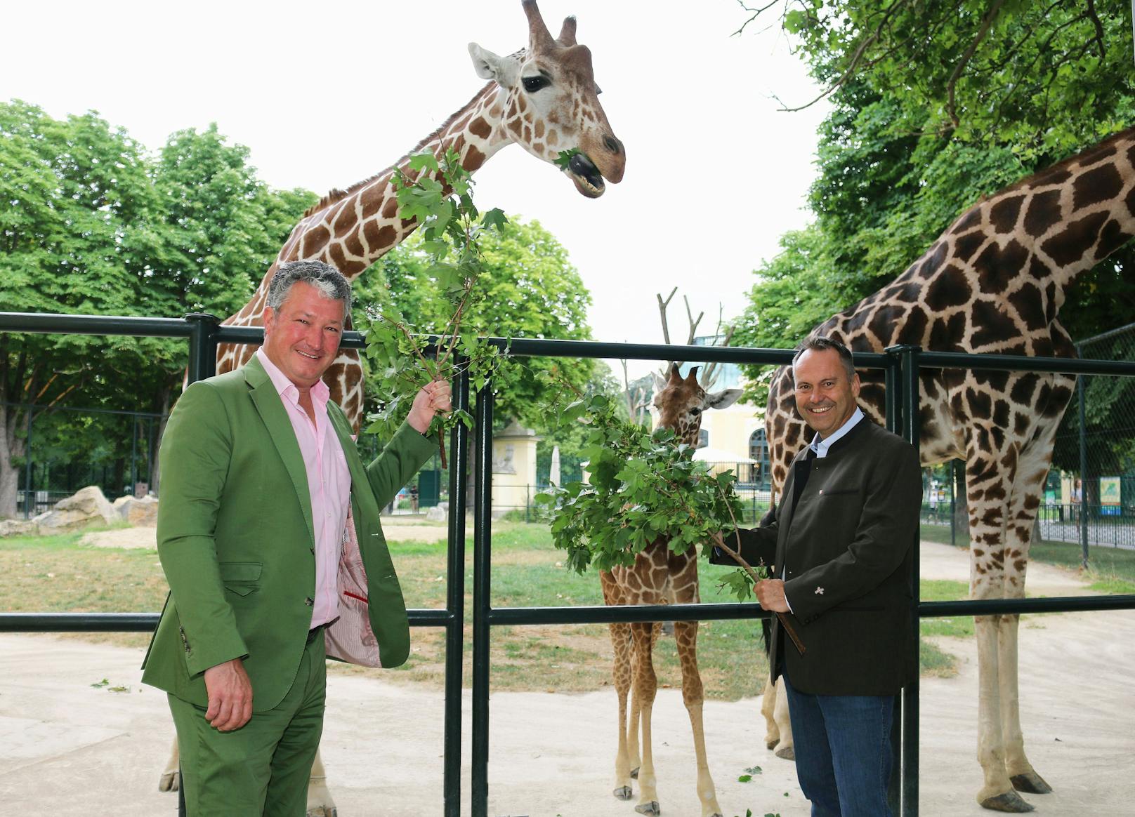 Tiergartendirektor Stephan Hering-Hagenbeck mit Wiens Forstdirektor Andreas Januskovecz.