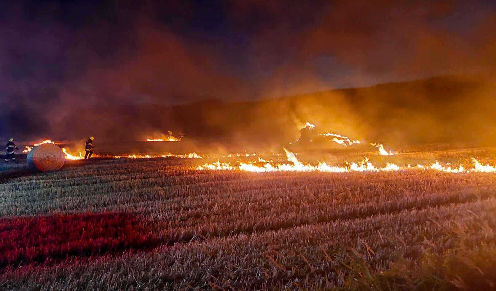 Aus bisher ungeklärter Ursache fing eine Strohpresse auf einem Feld bei St. Leonhard am Forst Feuer. Dabei wurde auch das Feld in Brand gesetzt.