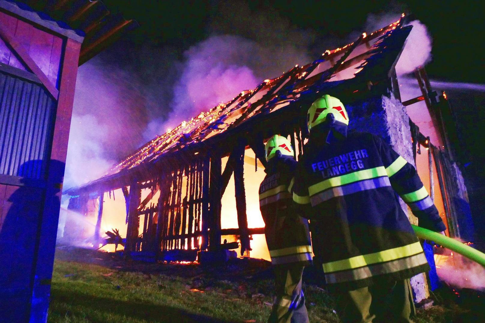 160 Feuerwehrleute bekämpften Scheunenbrand