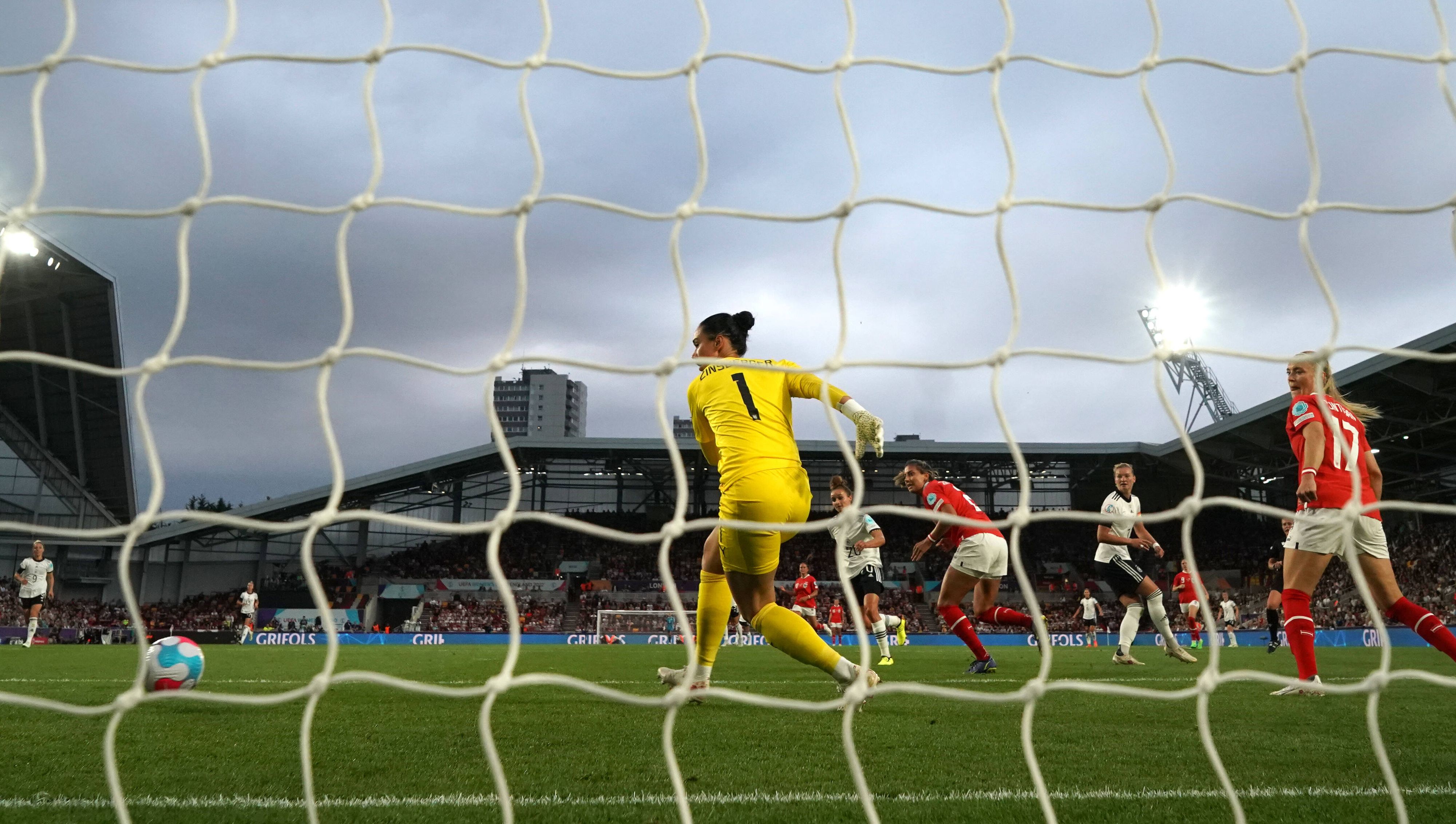 Torfrau Manu Zinsberger kann beim 0:1 nur mehr zuschauen, wie der Ball ins Netz geht.