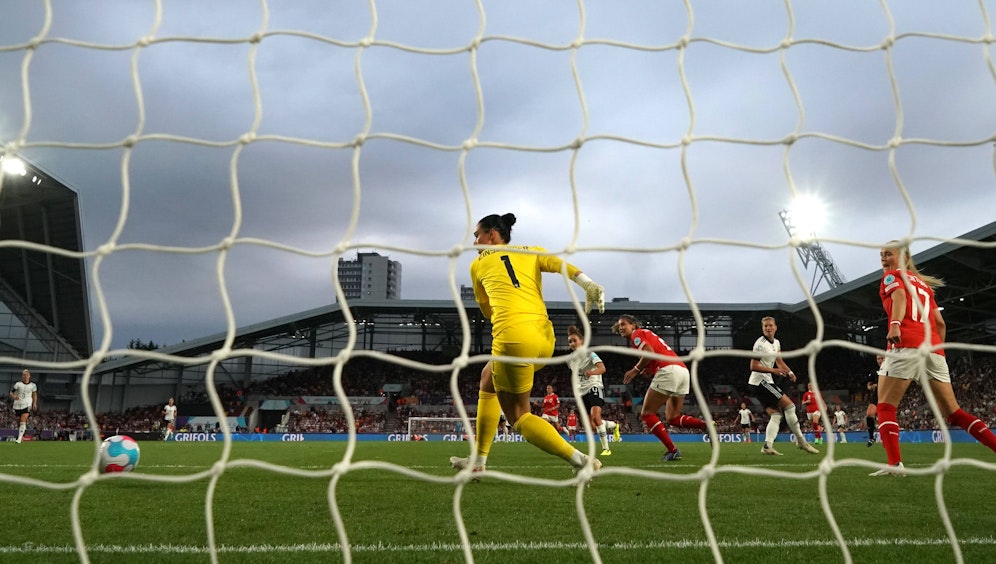 Torfrau Manu Zinsberger kann beim 0:1 nur mehr zuschauen, wie der Ball ins Netz geht.
