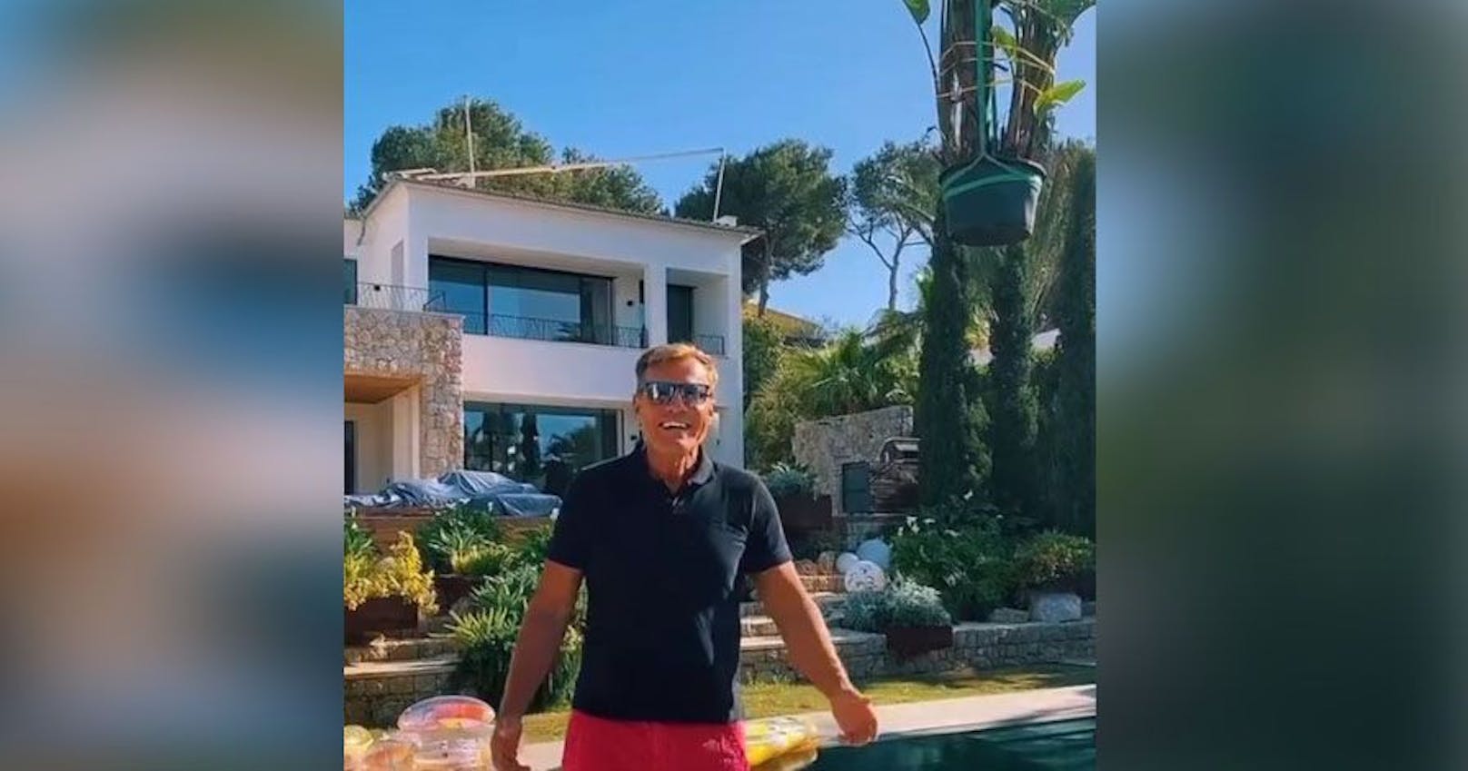 Dieter Bohlen lässt sich vor einer Villa filmen, die ihm gar nicht gehört.