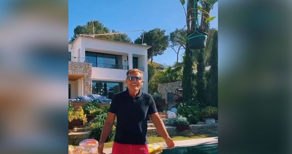 Dieter Bohlen lässt sich vor einer Villa filmen, die ihm gar nicht gehört.
