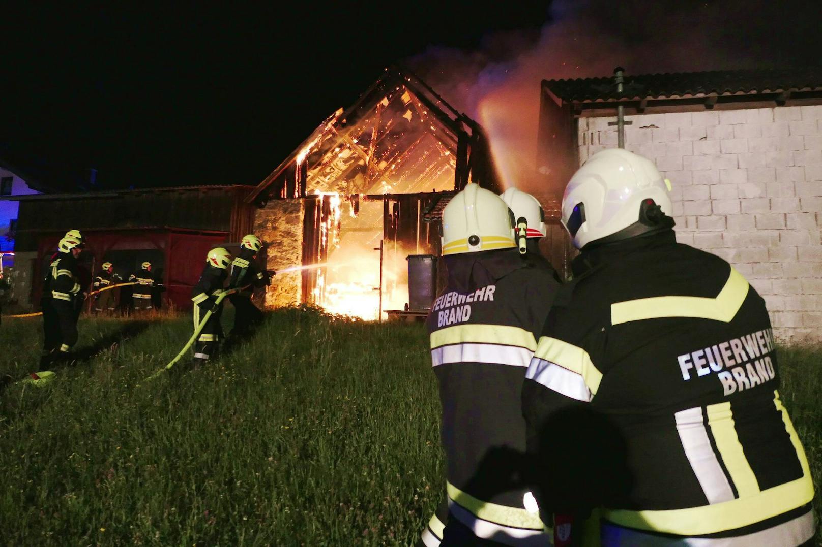 160 Feuerwehrleute bekämpften Scheunenbrand