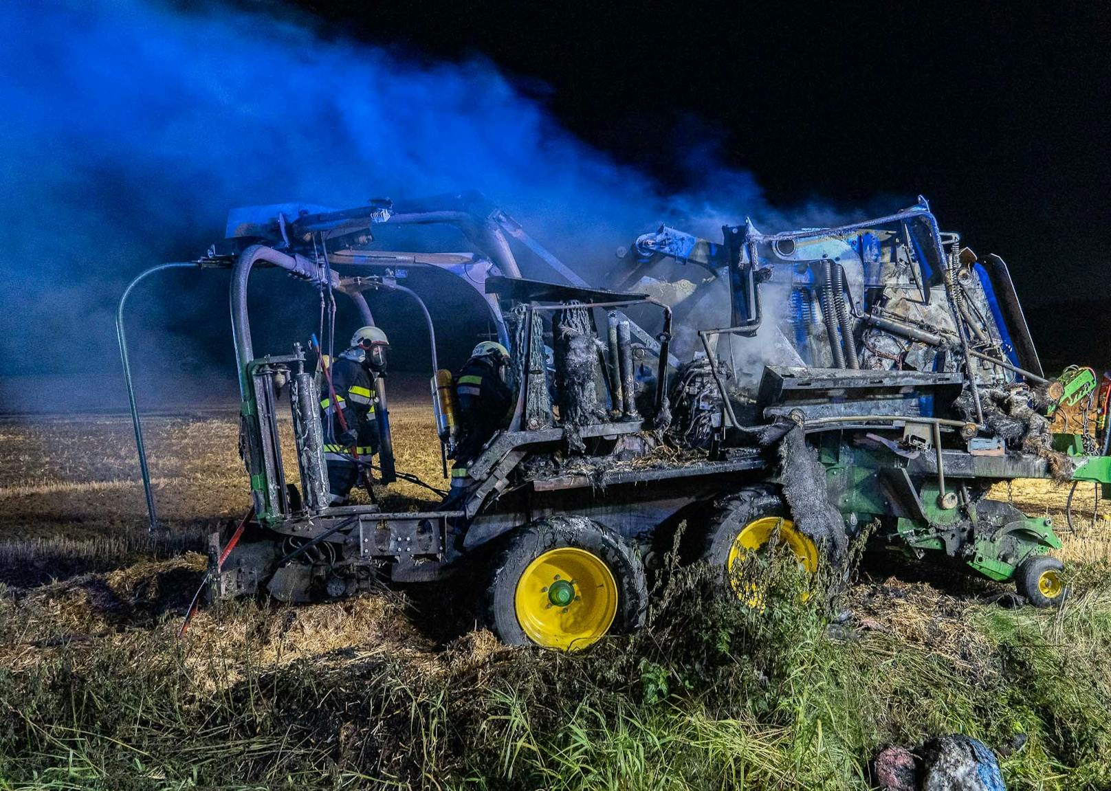 Aus bisher ungeklärter Ursache fing eine Strohpresse auf einem Feld bei St. Leonhard am Forst Feuer. Dabei wurde auch das Feld in Brand gesetzt.