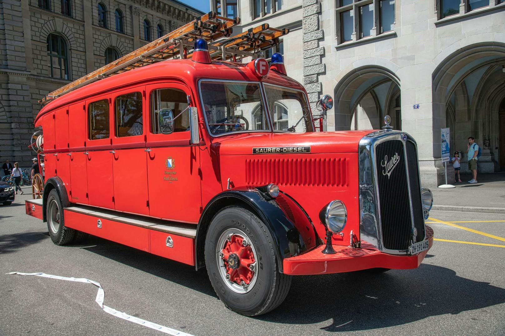 Der historische "Landilöschzug" der Zürcher Feuerwehr – ein Saurer Diesel 4C – während einer Parade im Juni 2022.