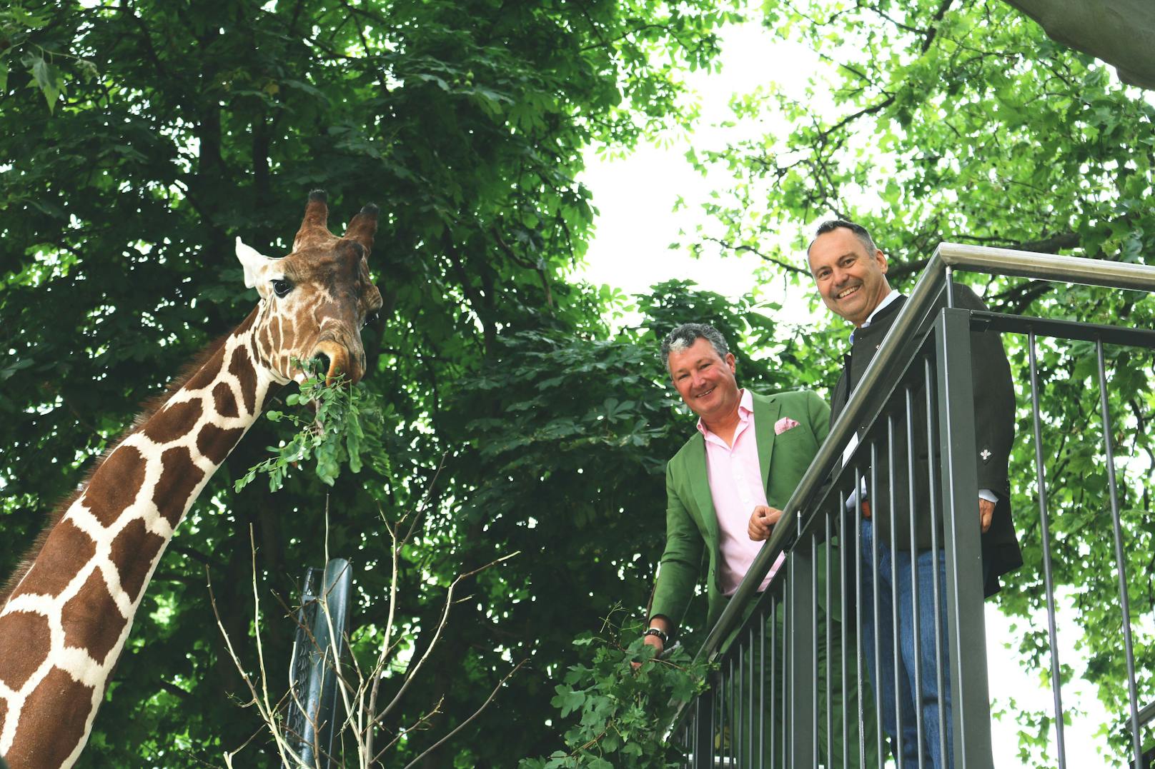 Tiergartendirektor Stephan Hering-Hagenbeck mit Wiens Forstdirektor Andreas Januskovecz.