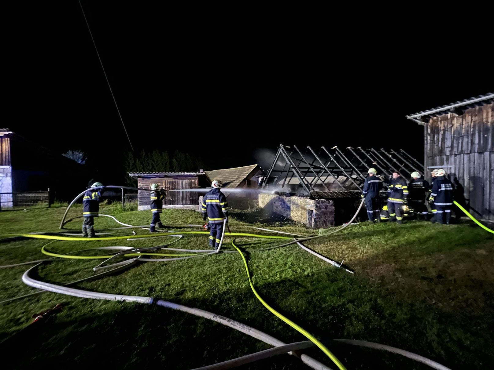 160 Feuerwehrleute bekämpften Scheunenbrand