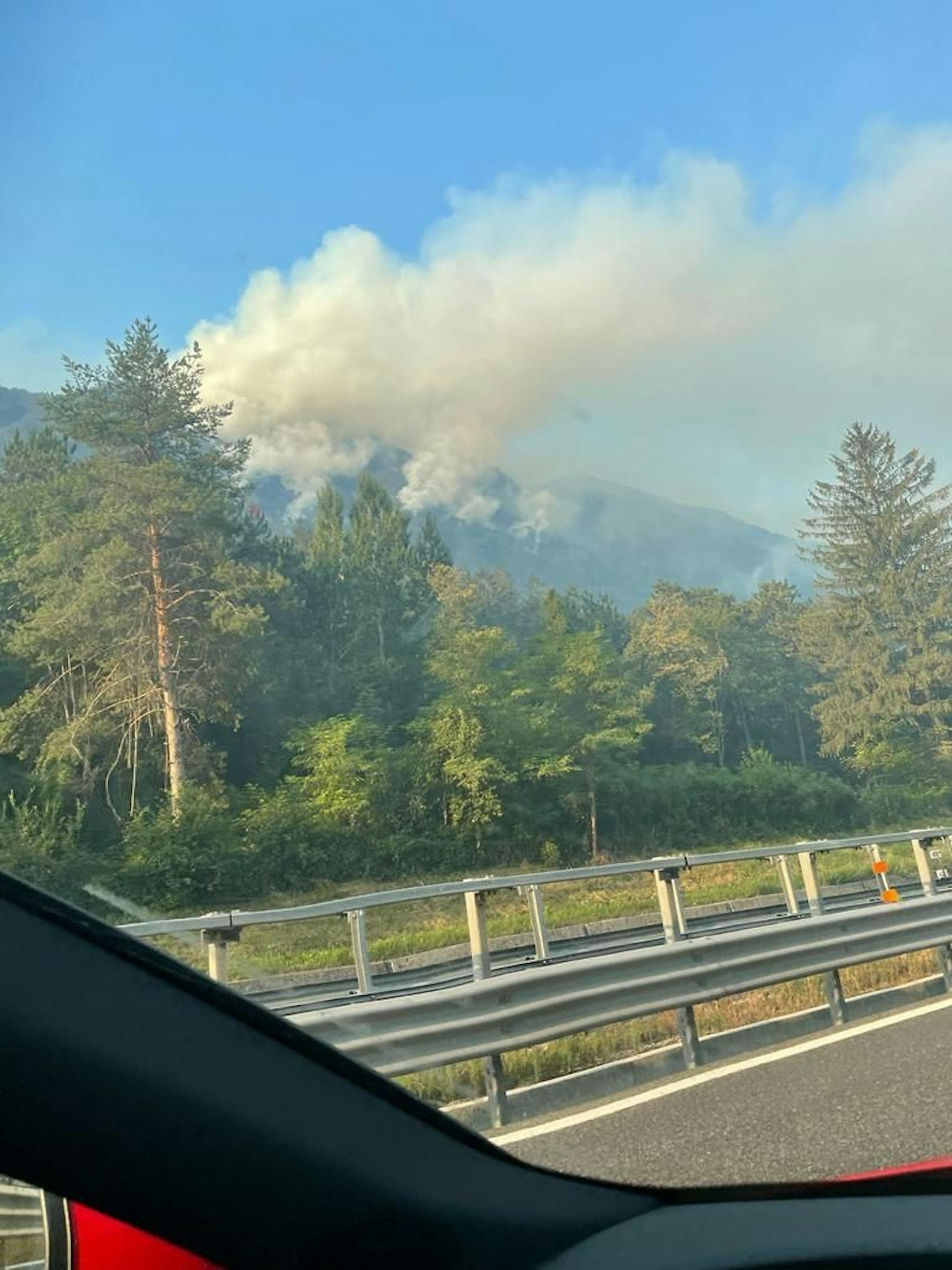 Die Waldbrände kann man auch von der Autobahn A23 beobachten. 