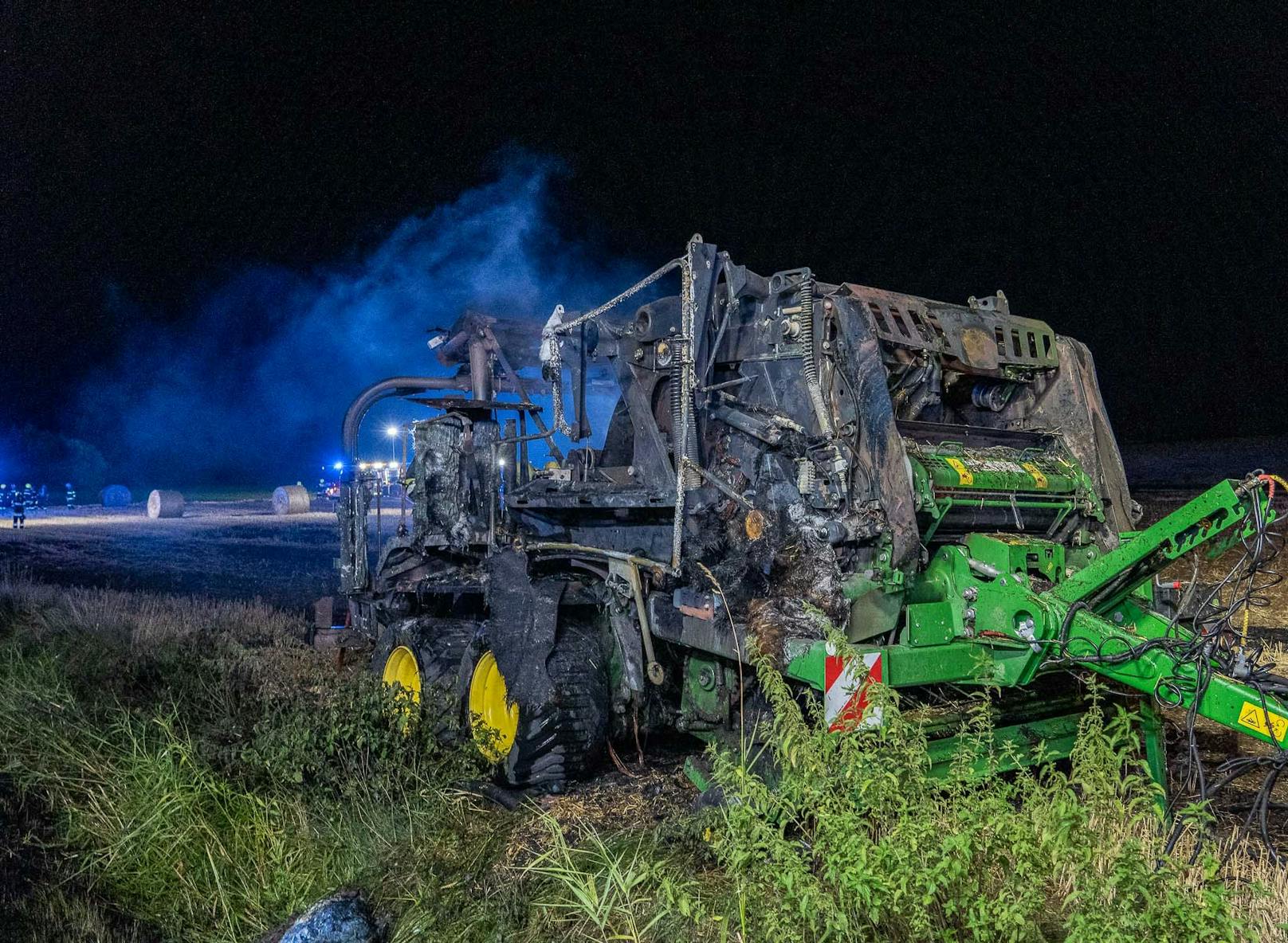 Aus bisher ungeklärter Ursache fing eine Strohpresse auf einem Feld bei St. Leonhard am Forst Feuer. Dabei wurde auch das Feld in Brand gesetzt.