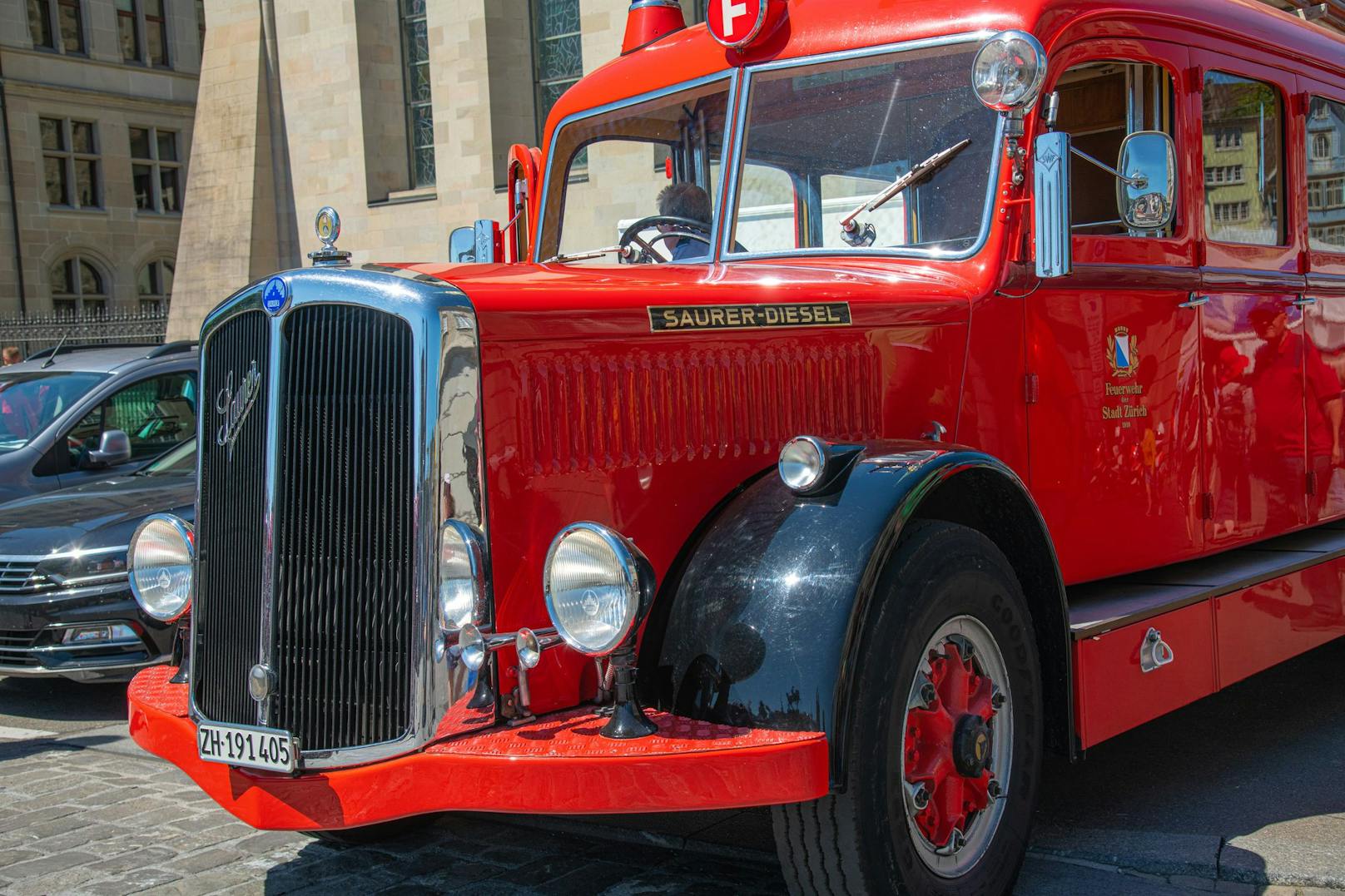 Der historische "Landilöschzug" der Zürcher Feuerwehr – ein Saurer Diesel 4C – während einer Parade im Juni 2022.