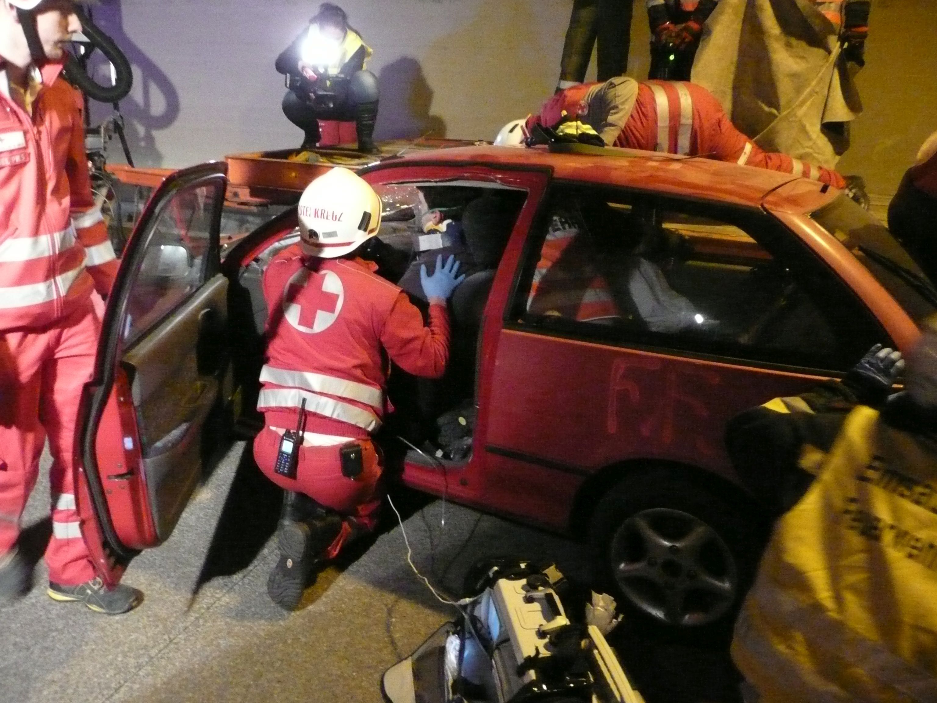 Bei einer Großübung von Asfina, Rettungs- und Einsatzkräften müssen Statisten im Wiener Kaisermühlentunnel Unfallopfer spielen.