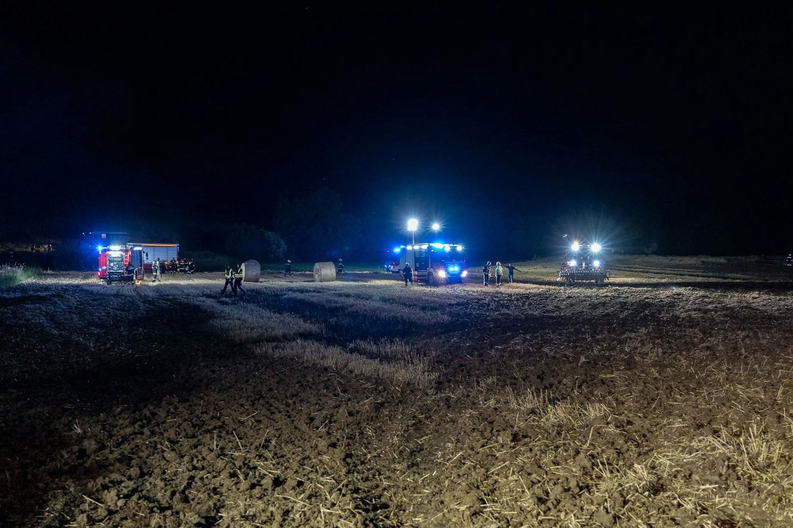 Aus bisher ungeklärter Ursache fing eine Strohpresse auf einem Feld bei St. Leonhard am Forst Feuer. Dabei wurde auch das Feld in Brand gesetzt.