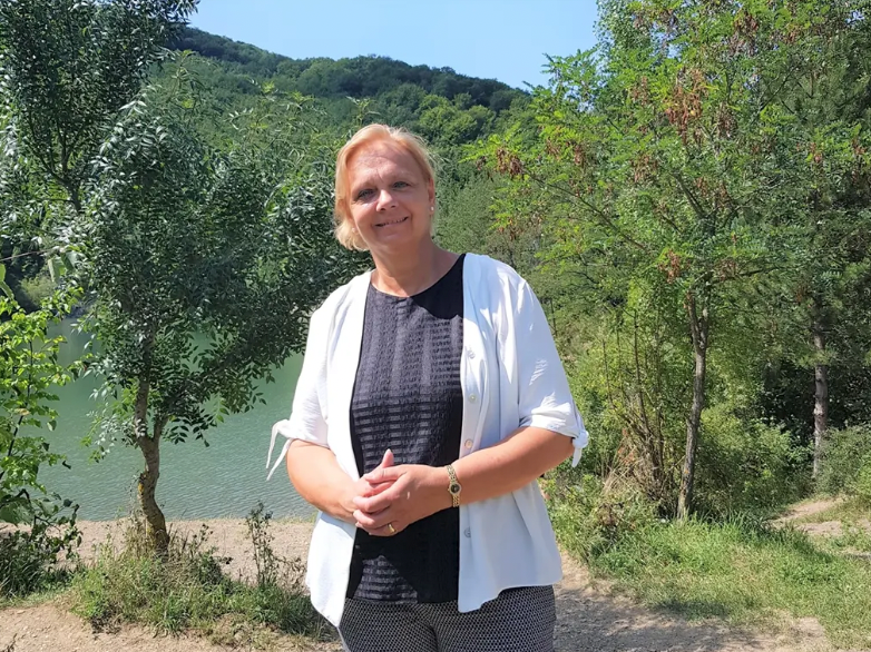 Bürgermeisterin Kö vor dem Steinbruchsee.