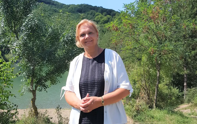 Bürgermeisterin Kö vor dem Steinbruchsee.